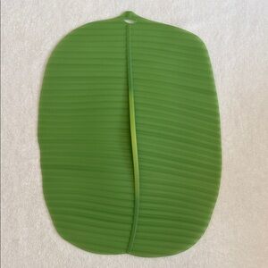 Charles Viancin | Banana Leaf Oblong Silicone Casserole Dish Lid Seal Green